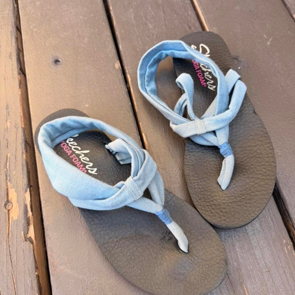 Skechers blue yoga foam sandals